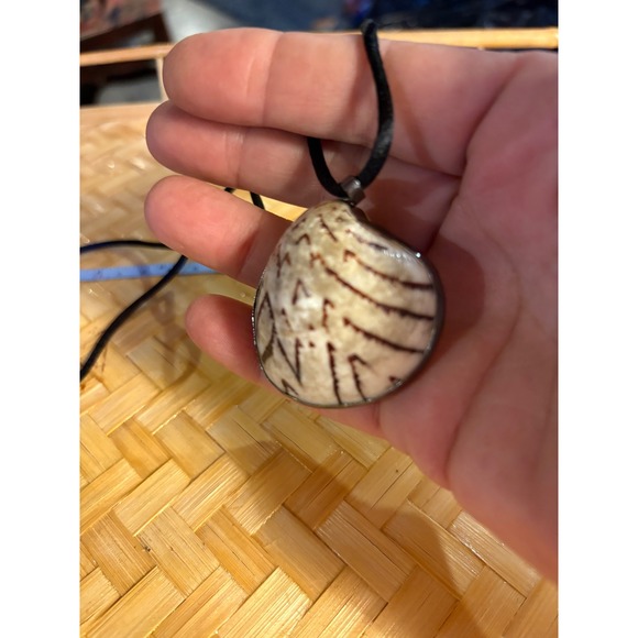 Shell necklace on black thin rope. - Picture 5 of 5